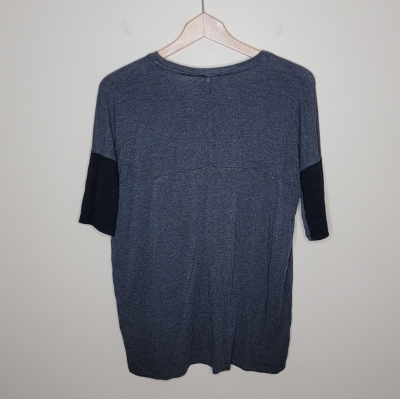 Laundry by Shelli Segal | Gray Dolman Tee with Black Quilted Sleeves - Picture 3 of 4